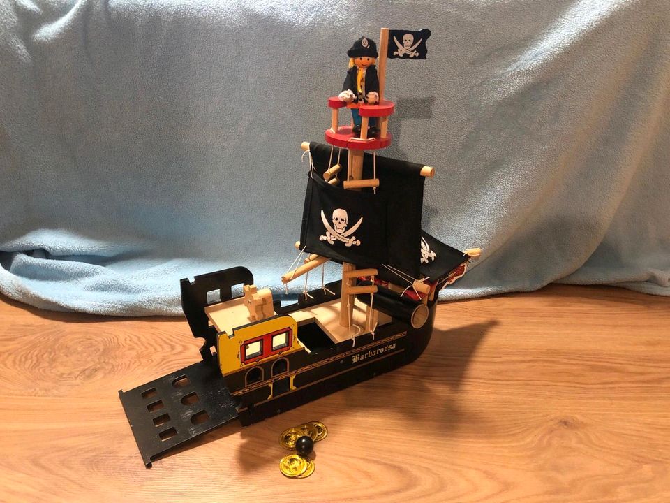 Piratenschiff Barbarossa von Le Toy Van u. Holzspielfigur Kapitän in Wittenhagen