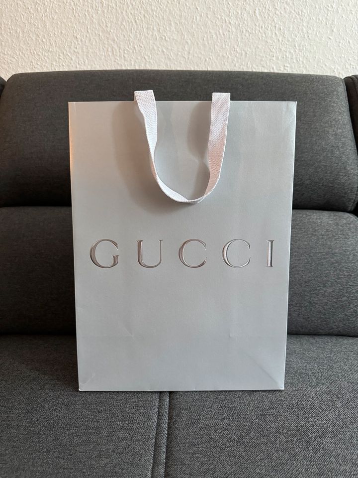 Originale Gucci Tüte Silber 35x26x14 in Frankfurt am Main