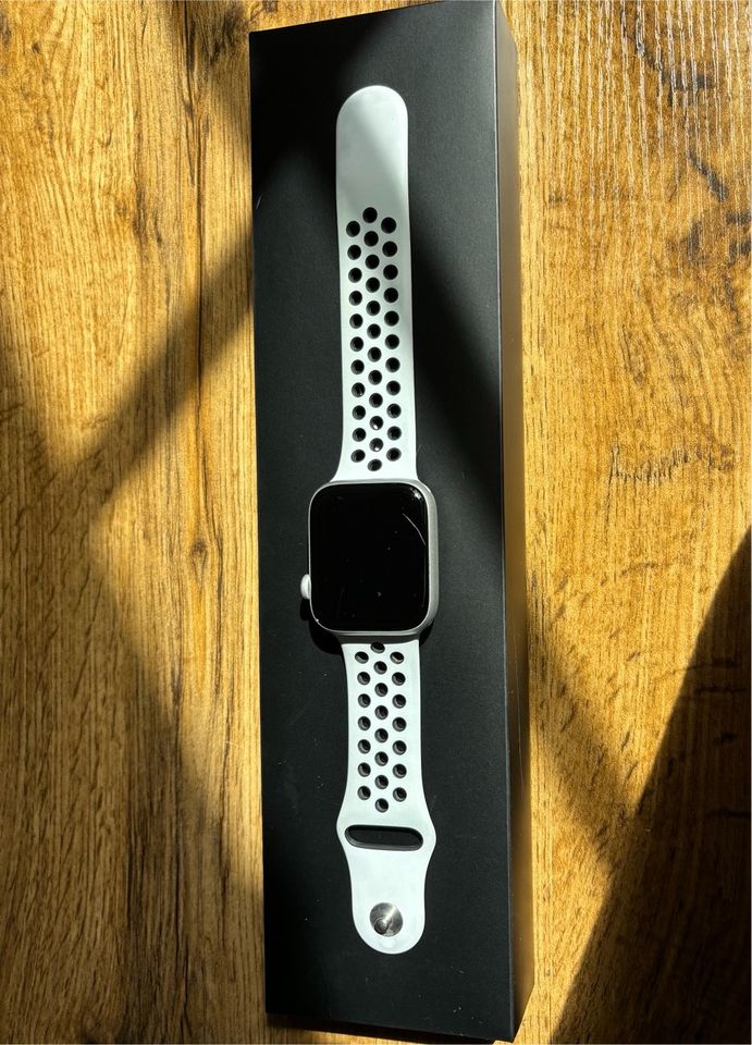 Apple Watch SE 44mm in Winsen (Aller)