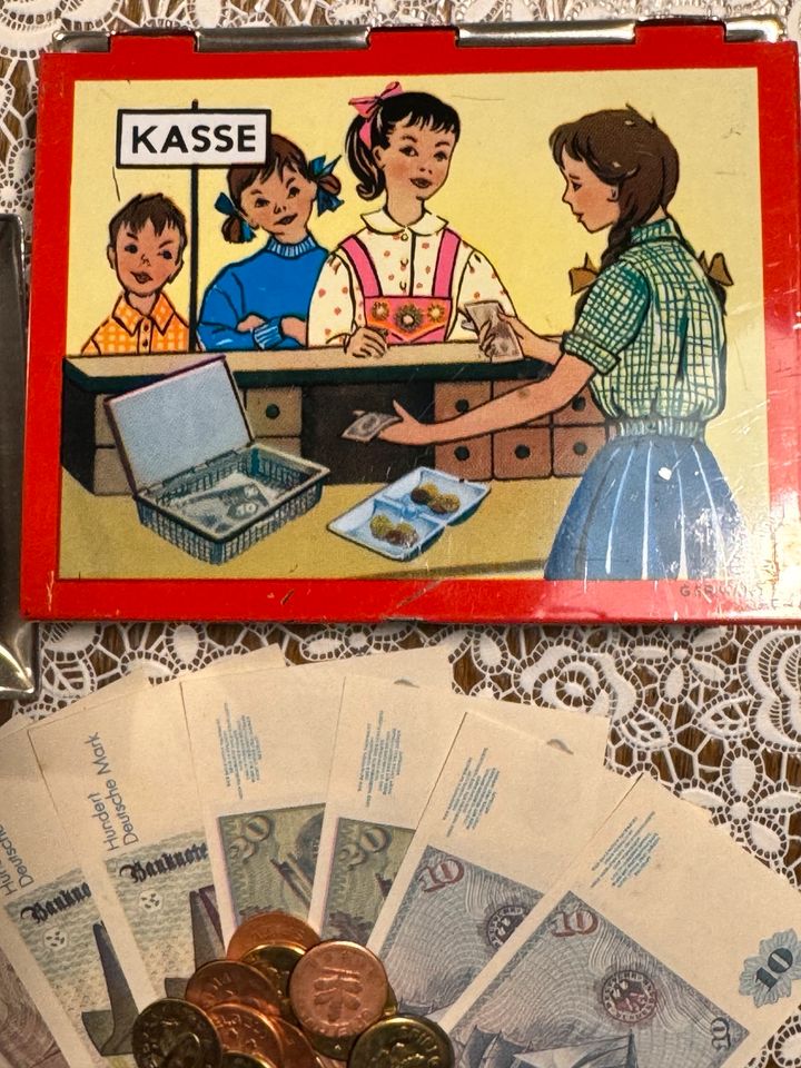 Alte Kasse Kaufmannsladen Blechspielzeug+Spielgeld 1940/50er J. in Leipzig