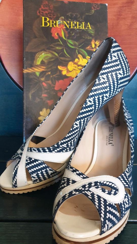 Super chick! Peptoe Pumps Blau Weiß von Brunella in Wünschendorf