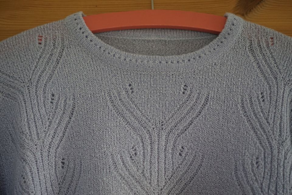 Vintage Pullover Flieder leicht Muster hellblau pale weit S rose in Bückeburg