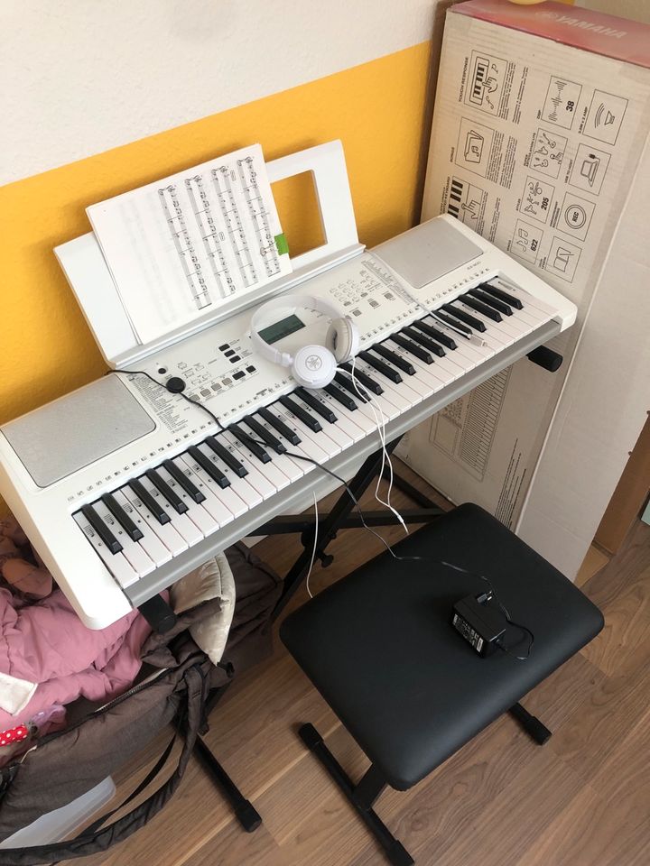 Yamaha Keyboard + Zübehor *TOP* in Frankfurt (Oder)