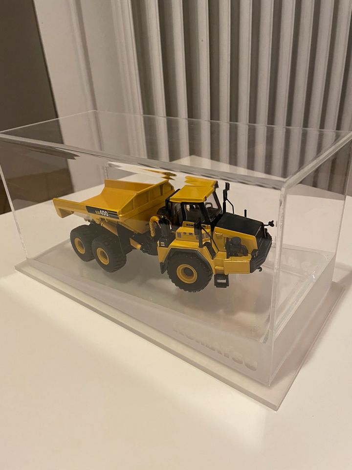 Modell 1:50 Komatsu HM400 in Vitrine in Hiltrup