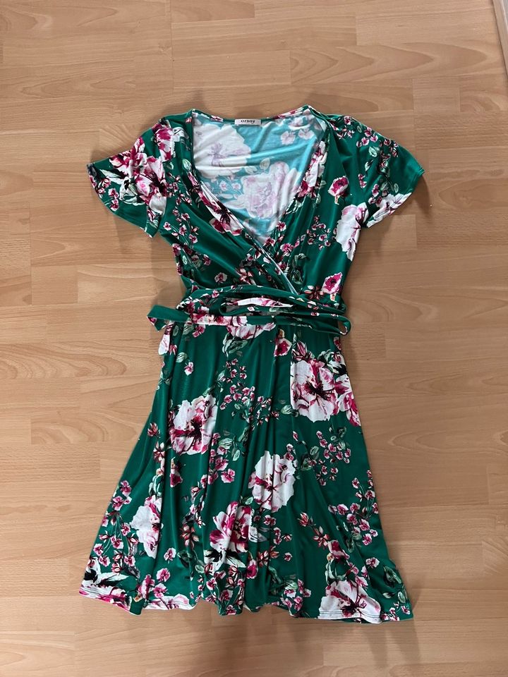 Schönes Sommerkleid grün mit Rosen Orsay Gr. 36 in Kerpen