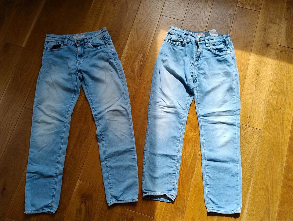 2x bequeme Jeans Gr. 146 in Verden