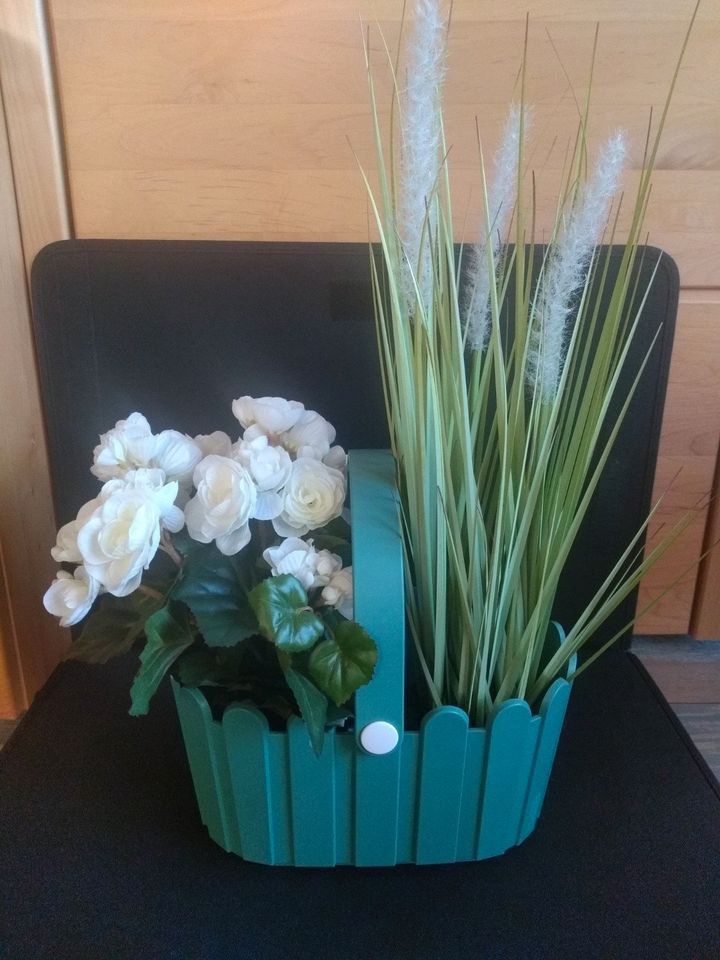 künstliche Blumen mit Landhauskörbchen in Herne