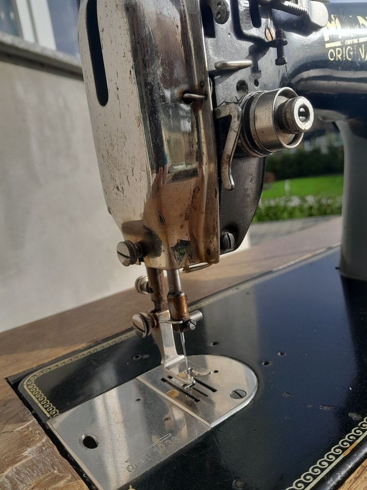 Nähmaschine Mundlos mit Tisch Antik mit Zubehör Funktionstüchtig in Goldbeck