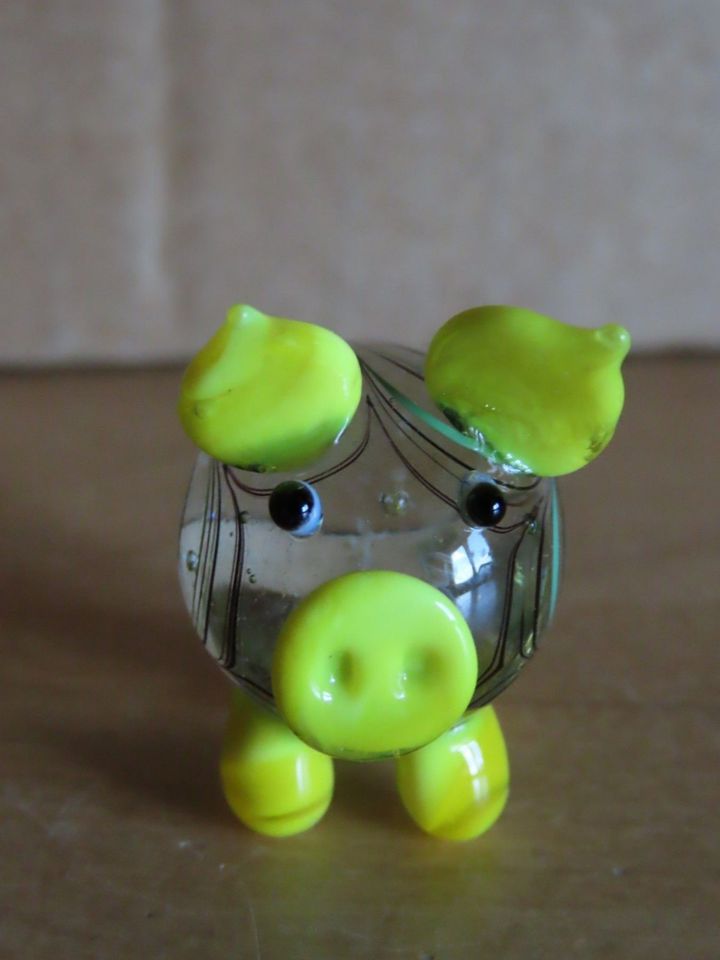 Figur klein Schwein gelbe Ohren Glas mit Muster ca. 3 cm hoch in Roth b Hamm