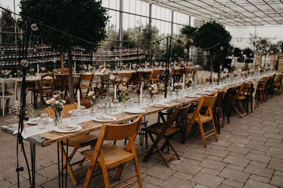 Boho Hochzeit Trauung Stühle Dielentische Bänke mieten leihen in Sommerhausen Main