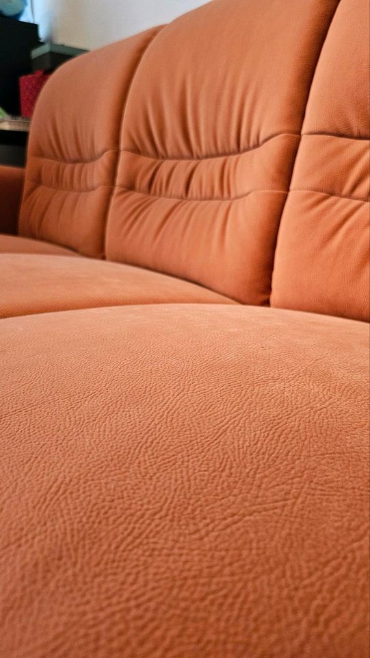 Sehr gut erhaltenes Sofa, L-förmig, lachsfarben in Dettenheim