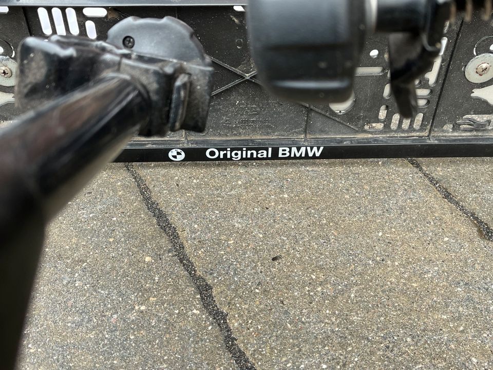 Original BMW Fahrradhalter auf der Anhängerkupplung mit Schienen in Eckernförde