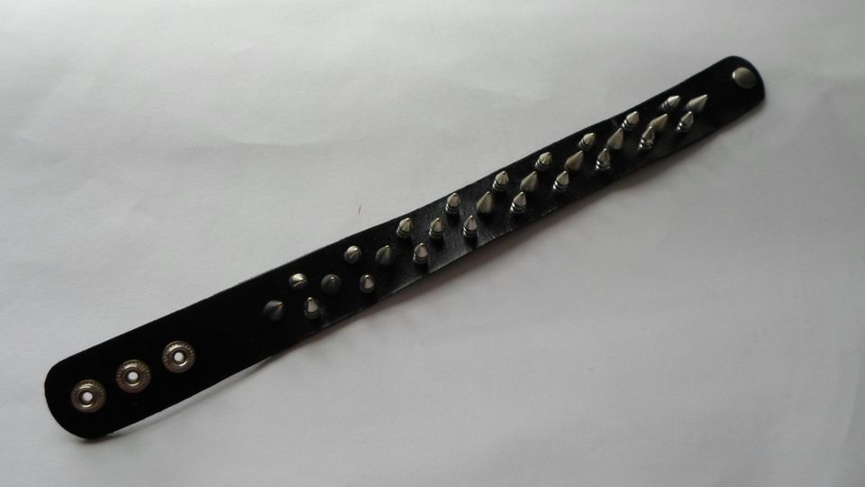Halsband mit 3 Reihen Killernieten Leder schwarz Punk Gothik in Rödermark