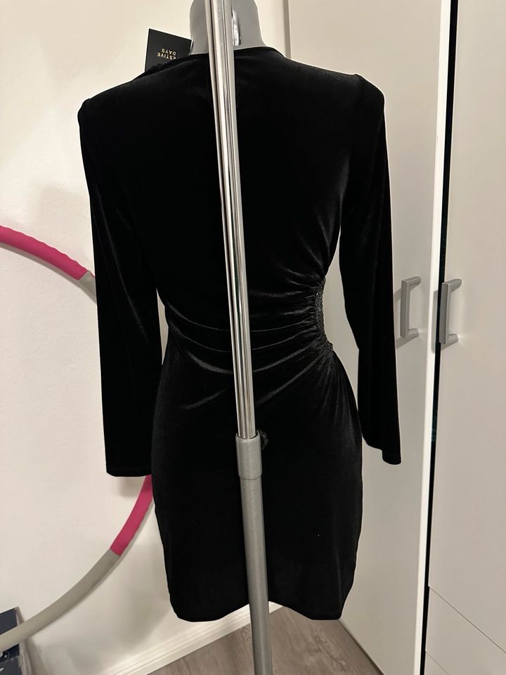 Samt Kleid von Zara Größe S in Berlin