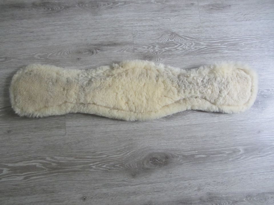 Kurzgurt Sattelgurt anatomisch mit echtem Fell 60cm in Meschede