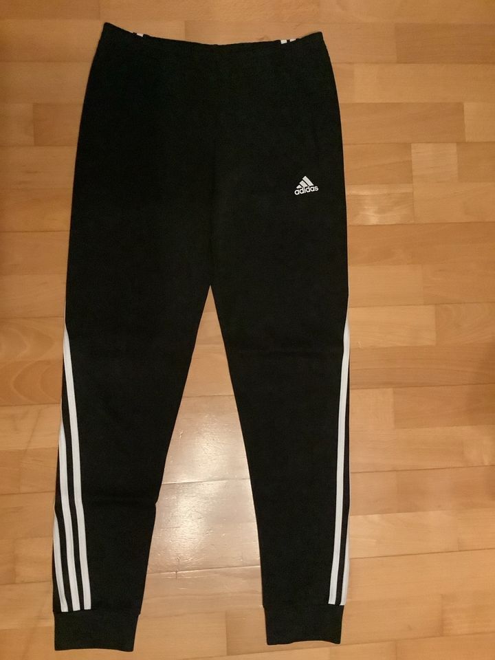 Adidas Sporthose 164/170 top Zustand in Dresden