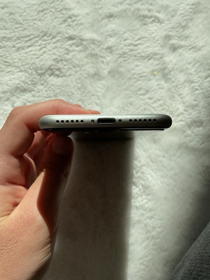 iPhone SE 2.Generation– guter Zustand, leichte Gebrauchsspuren in Bielefeld