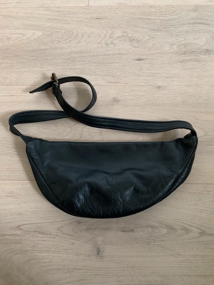 Vintage Bauchtasche Leder schwarz Brusttasche Umhänge retro in Lampertheim