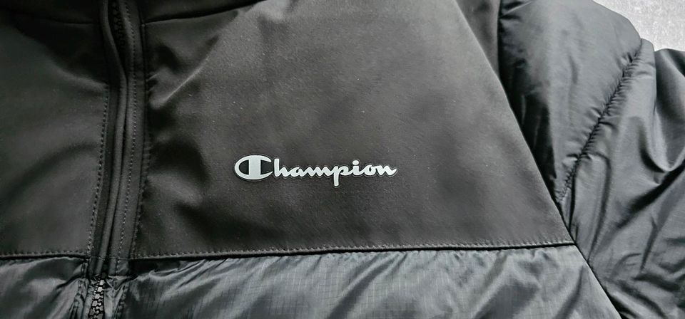 tolle Neuwertige schwarze Winterjacke von *Champion* in der Gr. M in Berlin