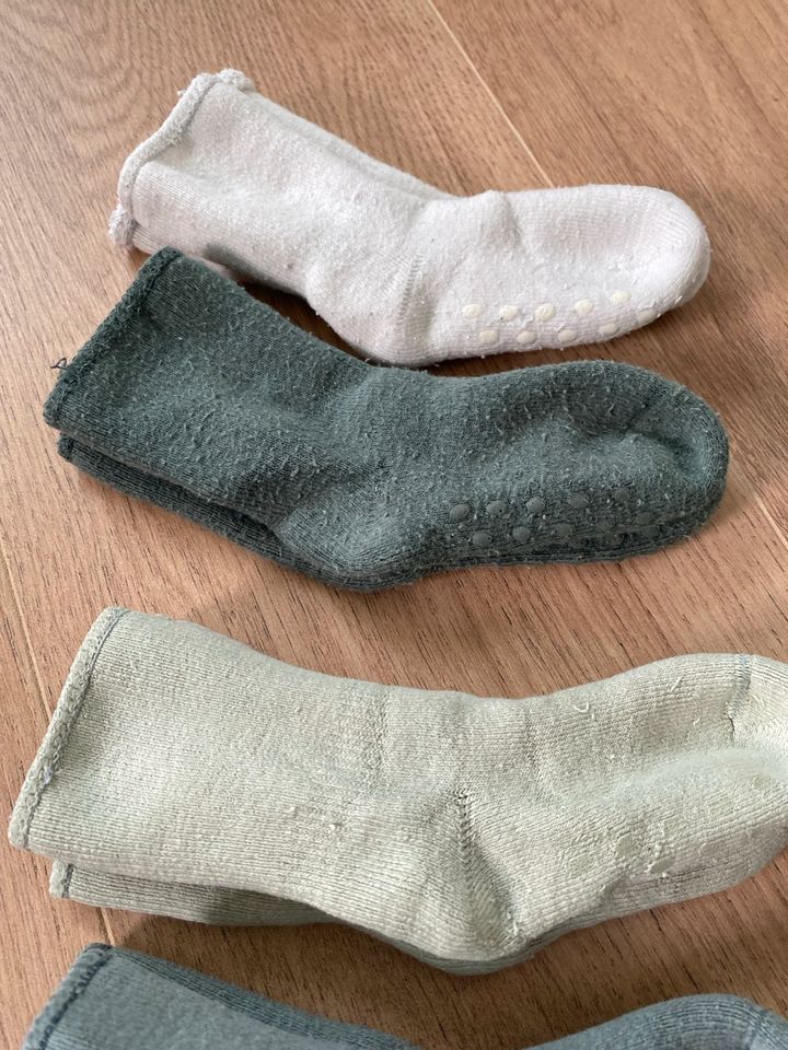 8 Socken abs stopper frottee H&M 18-20 in Wetzlar