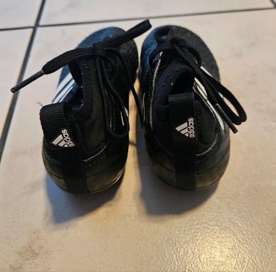 Fußballschuhe Adidas in Brechen