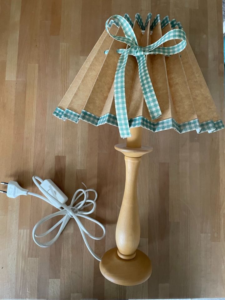 Skand. Holzlampe mit Schirm vintage in Amelinghausen