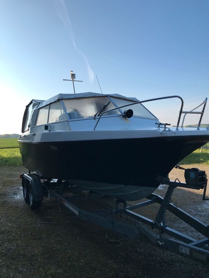 Motorboot mit Trailer in Neustadt in Holstein