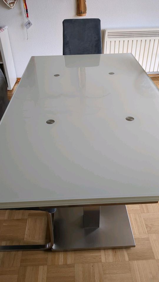 Tisch aus Glas mit Milchglas Beschichtung in Netphen