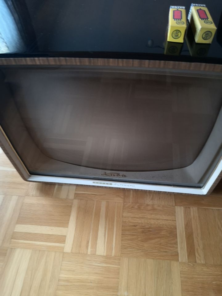 Fernseher Kuba FET 1423 Vintage mit 2 Ersatzröhren. in Malsfeld