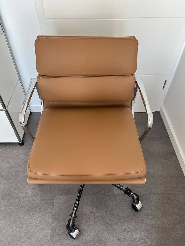 Vitra - EA 217 Softpad Leder Bürodrehstuhl - Premium Cognac in Düsseldorf