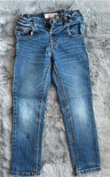 C&A slim Jeans blau mit Fleck und annäherndes Loch 122 Hessen - Rimbach Vorschau