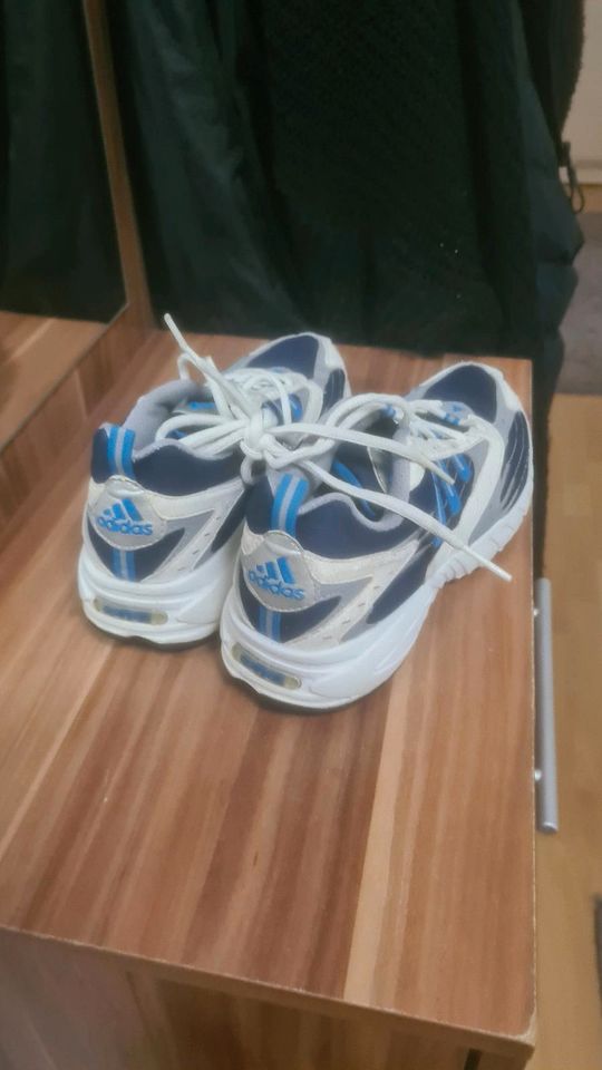 Adidas Schuhe in Schleswig