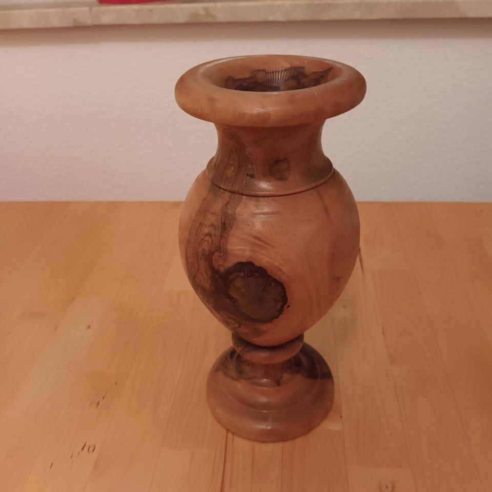 Vase aus dekorativem Holz in Berlin