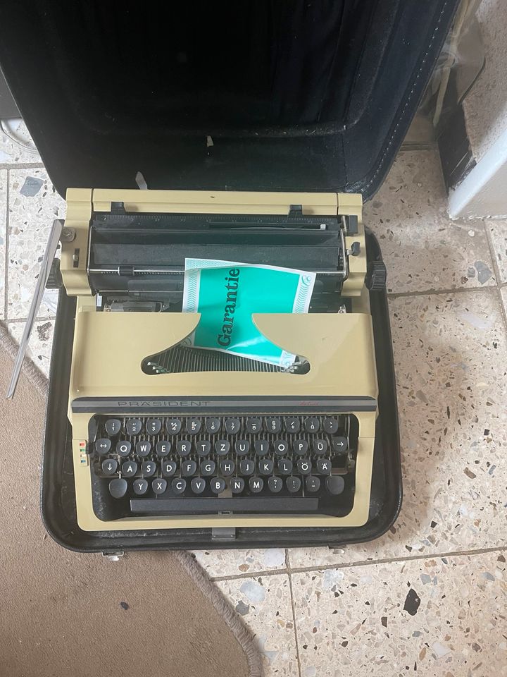 Alte Schreibmaschine von Präsident in Braunschweig