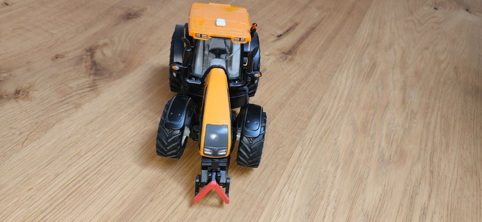 Siku Farmer Valtra Orange 1:32 Traktor Kommunal Modell in Hauzenberg