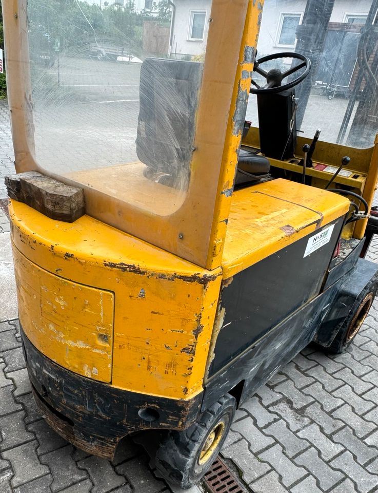 Hyster Gabelstapler J 3.00XL Stapler 3 Tonnen nur 2730 Betriebsstunden Elektro mit Ladeger in Dietersheim