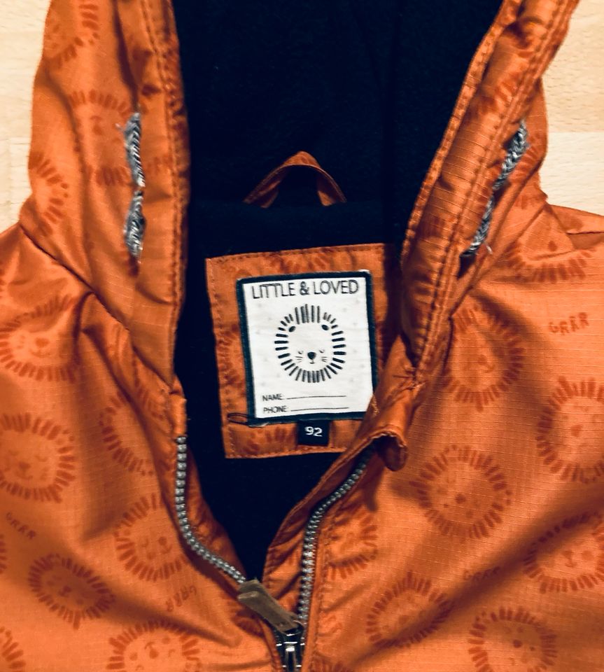 Winterjacke mit Löwen in Größe 92 und 98 (orange) in Berlin