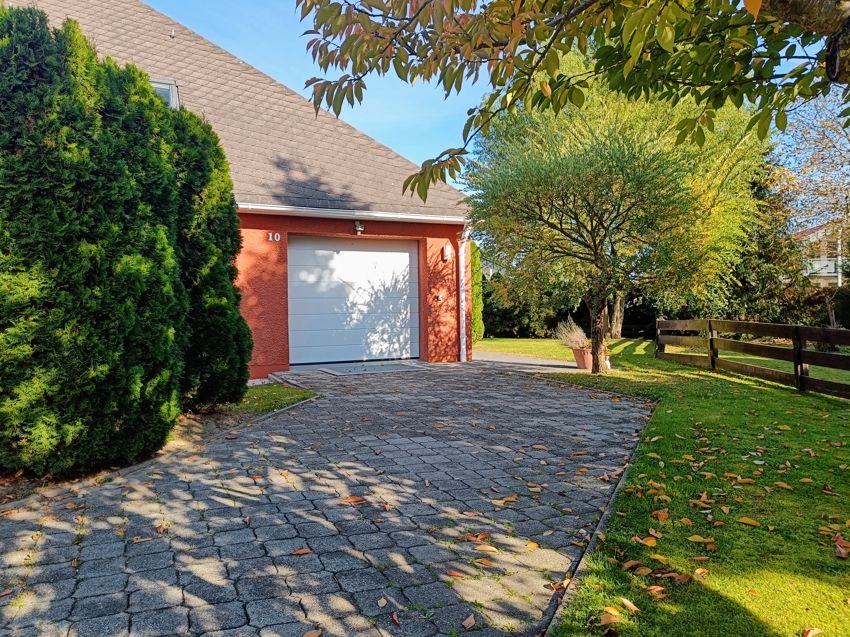 Großzügige, repräsentative Villa m. Garage auf gepflegtem, eingewachsenem Grundstück in ruhiger Lage in Ruhstorf an der Rott