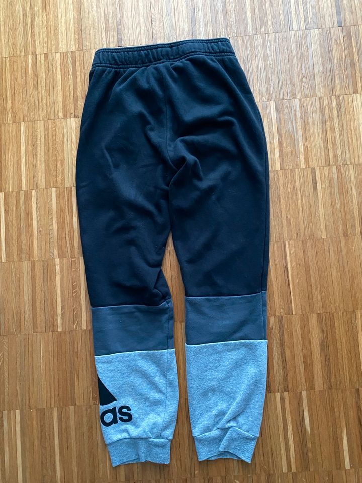 ADIDAS Jogginghose Gr. 140 in Mechernich