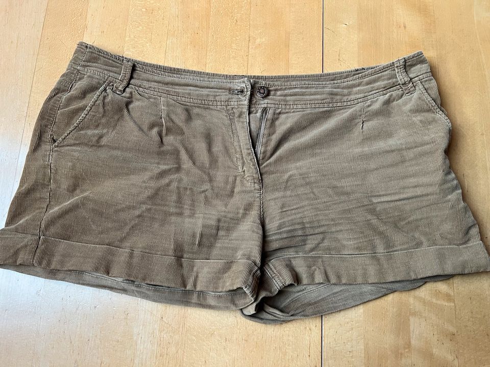 Qs by s.Oliver kurze Shorts 42 in Kaiserslautern