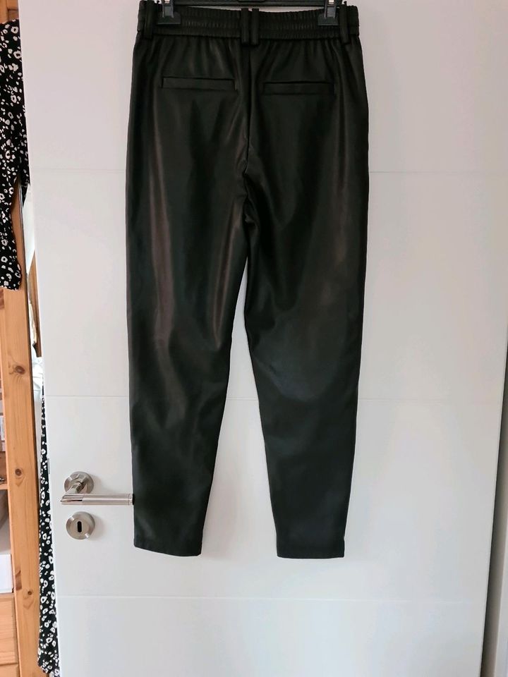 ONLY JOGGPANT SCHWARZ FAKELEDER GR.XS in Biberach an der Riß