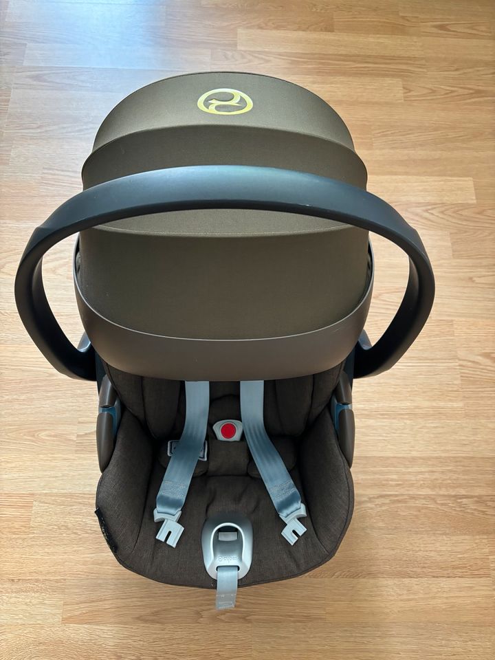 Cybex Cloud Z i-Size Platinum Babyschale/Autositz in Khaki Green in Berlin