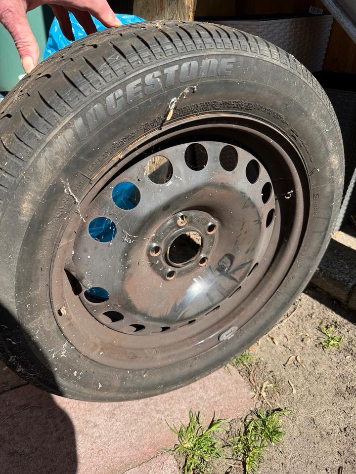 Sommerreifen mit Felge 5 Loch 205/55 R 16 zu verschenken in Bremen
