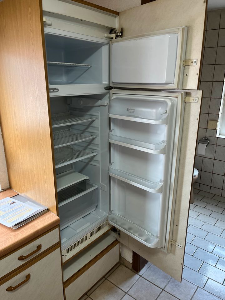 Küche inkl. kleinem Geschirrspüler, Herd Kühlschrank mit Gefrierf in Hechingen