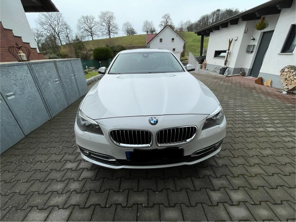 BMW 530d xDrive Touring A Luxury Line in Mörlenbach