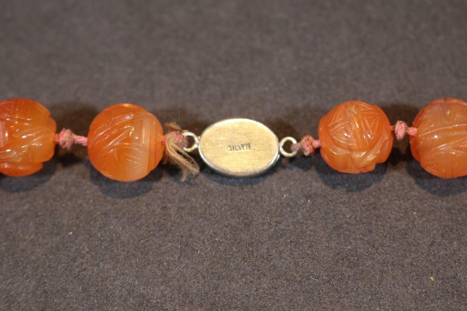 Vintage Kette aus geschnitzten roten Achat-Perlen / China 50-60er in Düsseldorf