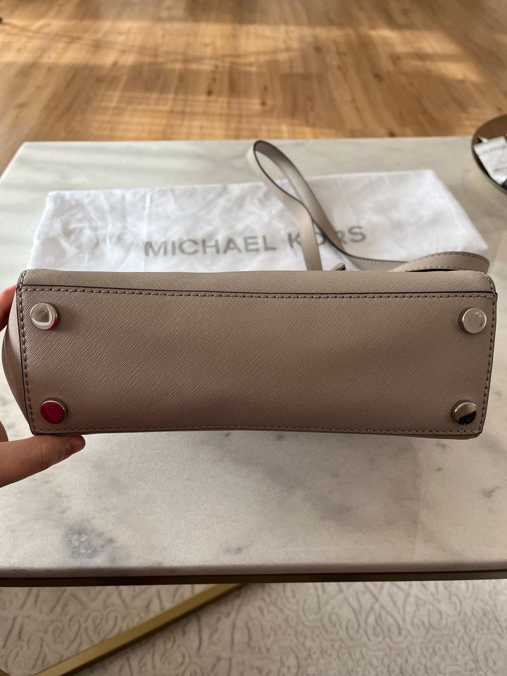 Michael Kors Umhängetasche grau silber in Rüsselsheim