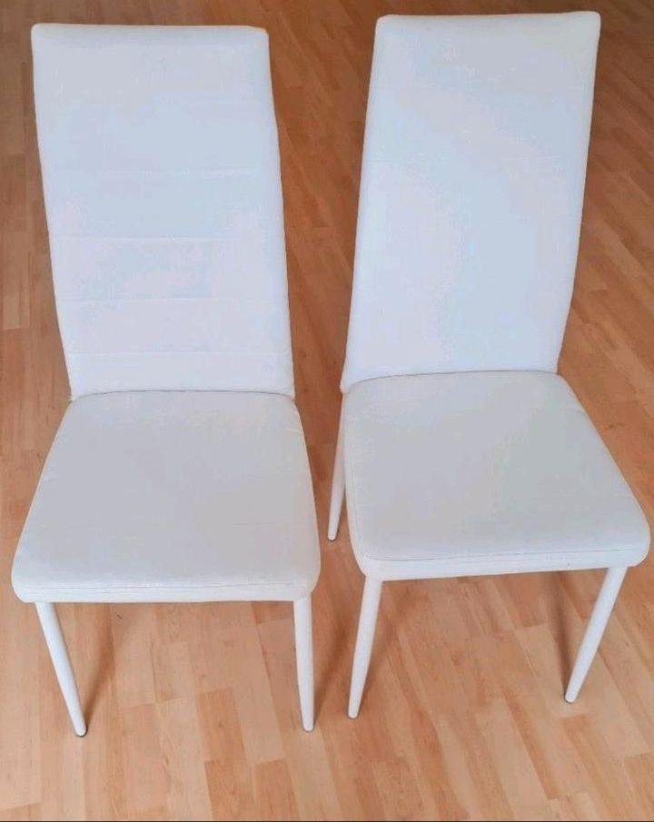 4 weiße Stühle mit Kunstlederbezug in Wandlitz