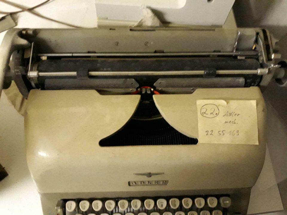 Eine schöne alte Original Adler Schreibmaschine in Berlin