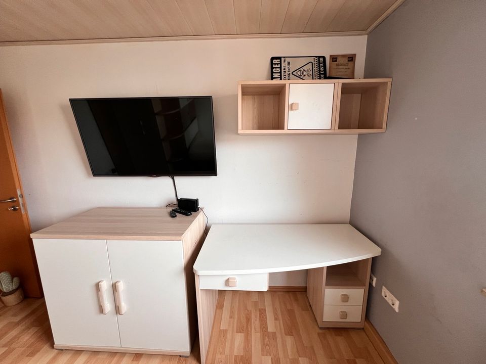 Kinderzimmer Jugendzimmer Bett Schreibtisch Kleiderschrank in Heßheim